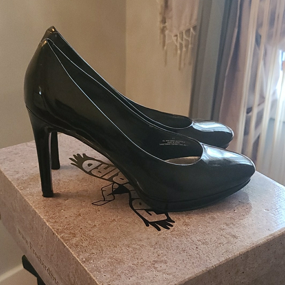 Shiny black heeled shoes
